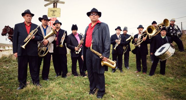 Fanfare Ciocarlia subirá al escenario del Explosivo! Club de Zaragoza este viernes, 25 de abril, acompañados por Artistas del Gremio.