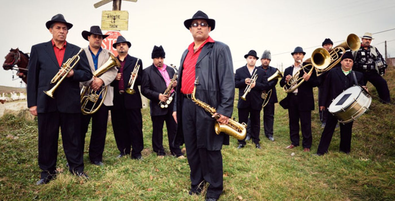 Fanfare Ciocarlia subirá al escenario del Explosivo! Club de Zaragoza este viernes, 25 de abril, acompañados por Artistas del Gremio.