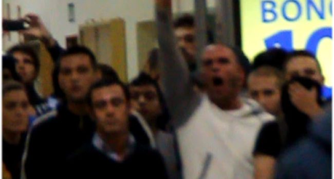 Ultras con el brazo en saludo fascista y encapuchados fueron los agresores
