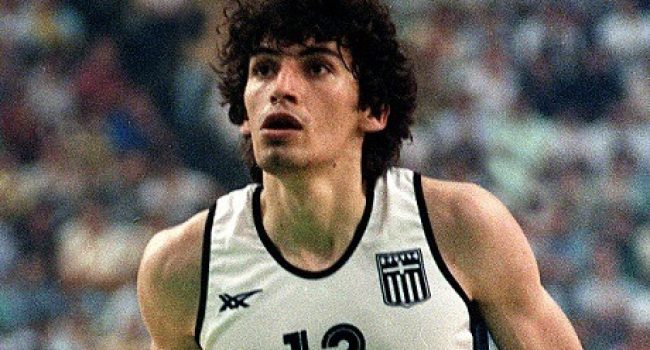 Fassoulas con la camiseta de la selección griega.