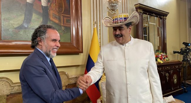 Armando Benedetti de Colombia y Nicolás Maduro de Venezuela dándose la mano muy felices