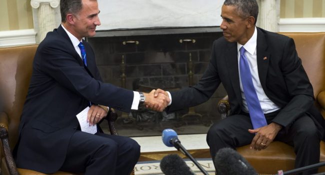Felipe VI saluda a Barack Obama, en el encuentro mantenido este domingo.