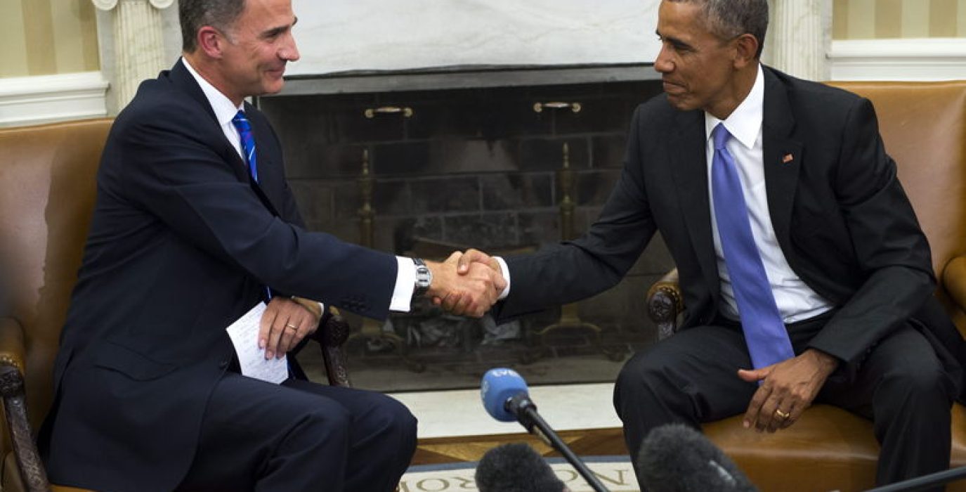 Felipe VI saluda a Barack Obama, en el encuentro mantenido este domingo.