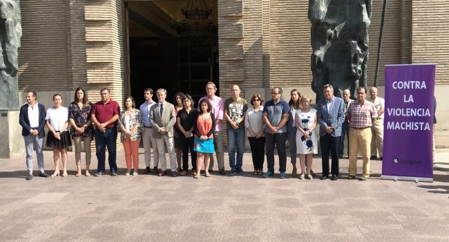 Minuto de silencio de la Corporación municipal de Zaragoza con el alcalde al frente. Foto: PP