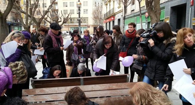 Mujeres de Uesca registrando sus cuerpos el pasado 14 de febrero. Foto: Coordinadora 8 de marzo de Uesca