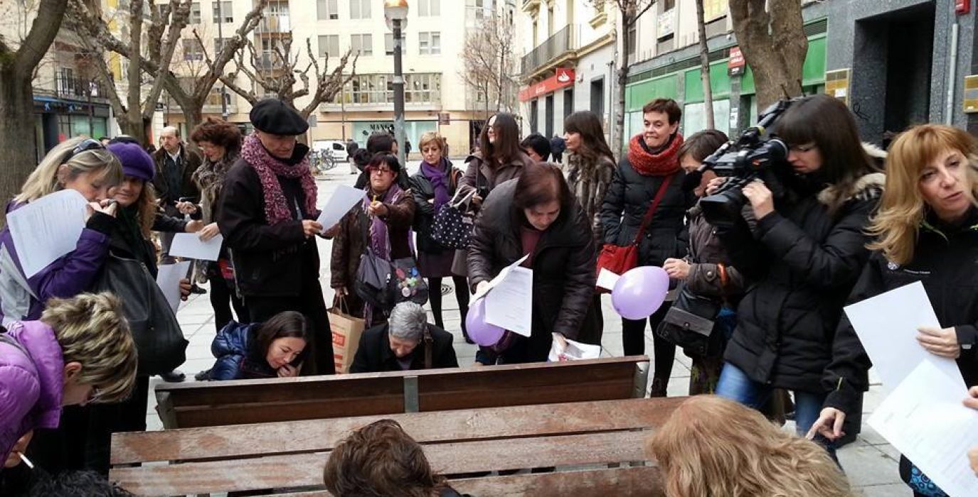 Mujeres de Uesca registrando sus cuerpos el pasado 14 de febrero. Foto: Coordinadora 8 de marzo de Uesca