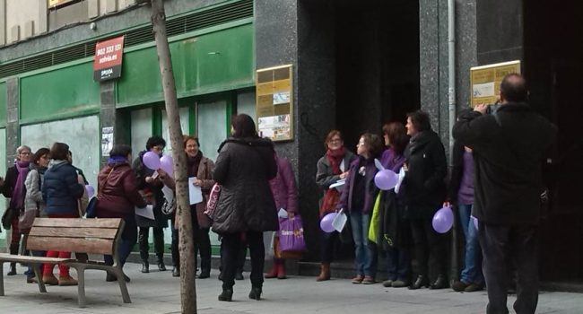 Mujeres haciendo fila en Uesca para registrar su
cuerpo contra la ley impulsada por Gallardón. Foto: Julián Asán