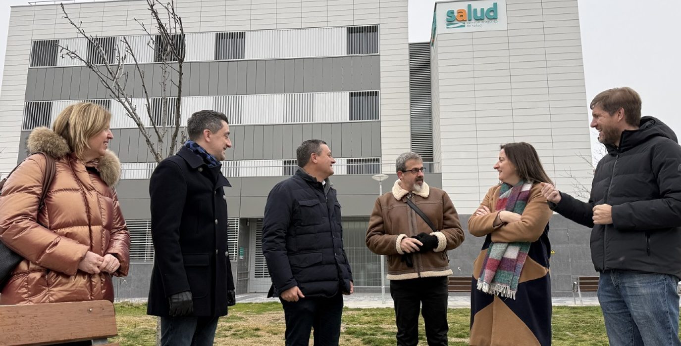 Fernado Sabés ante el CS Perpetuo Socorro de Uesca junto a representantes del PSOE Alto Aragón
