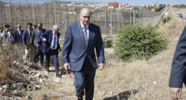 Fernández, en una visita a la valla de Melilla. Foto: Ministerio de Interior