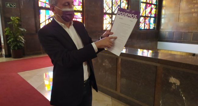 Fernando Rivarés en el Ayuntamiento, con las demandas de Podemos.