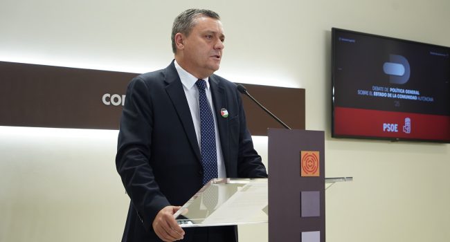 Fernando Sabés (PSOE), en la rueda de prensa tras el discurso de Azcón | Foto: Cortes