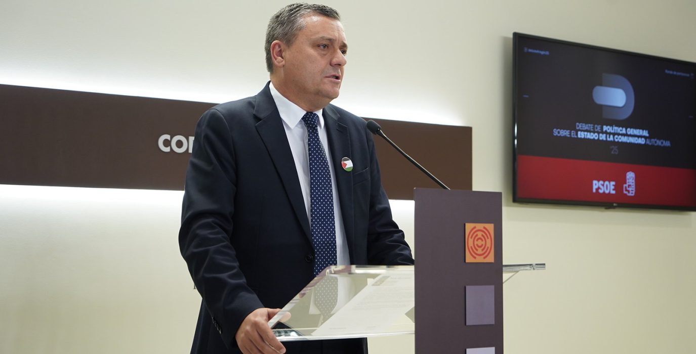 Fernando Sabés (PSOE), en la rueda de prensa tras el discurso de Azcón | Foto: Cortes