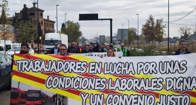 manifestación con cartel de la huelga