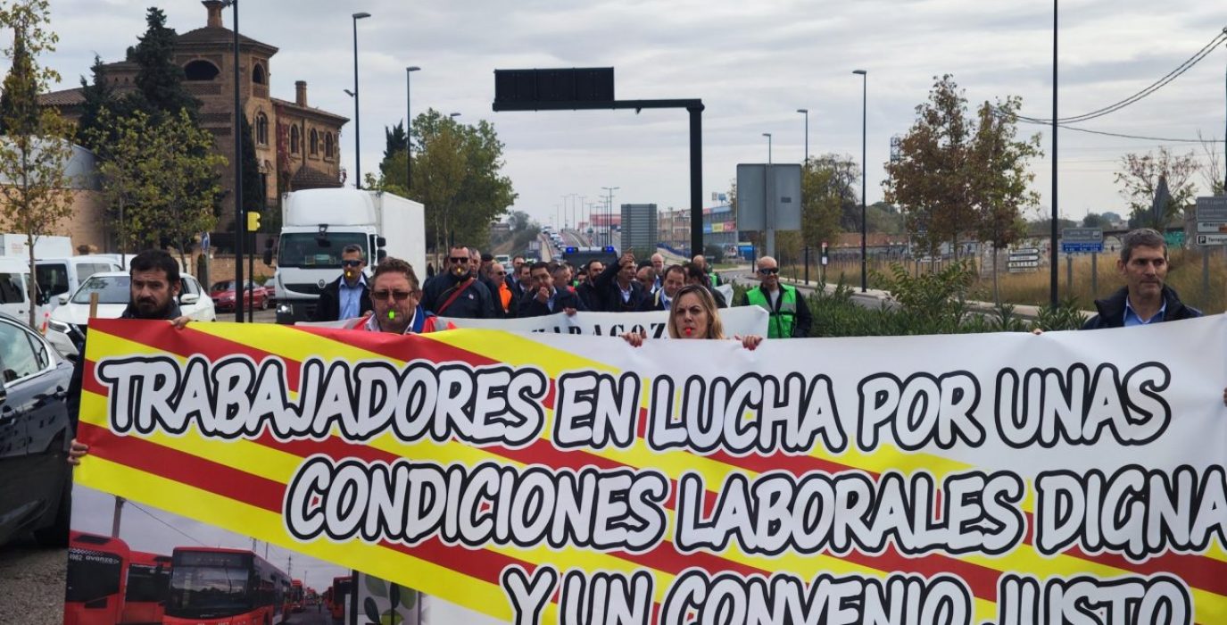 manifestación con cartel de la huelga
