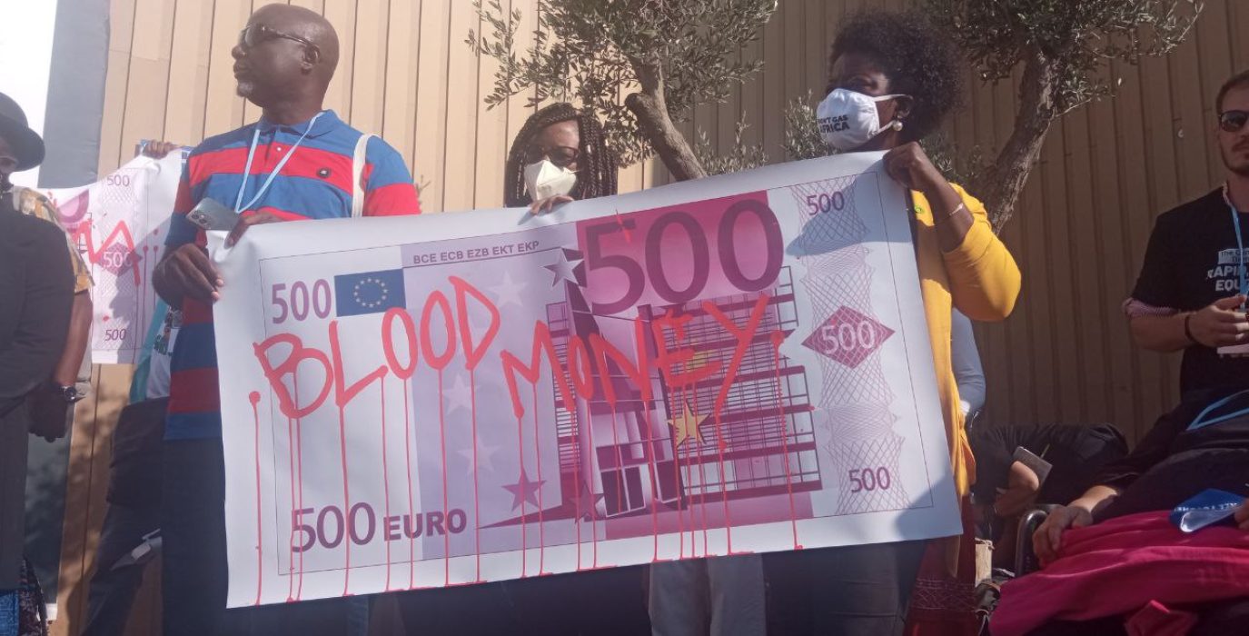 cartel con un billete de 500 euros que pone blood cambio climático