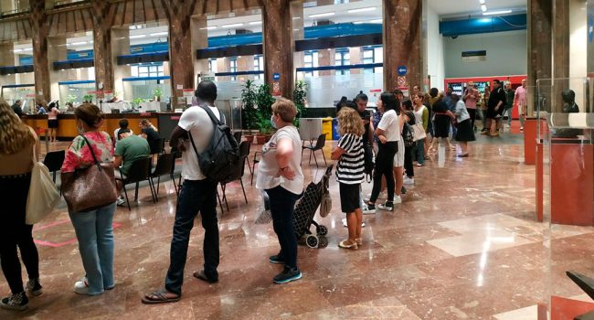 Hall del Ayuntamiento de Zaragoza con filas de hasta tres horas para hacer gestiones