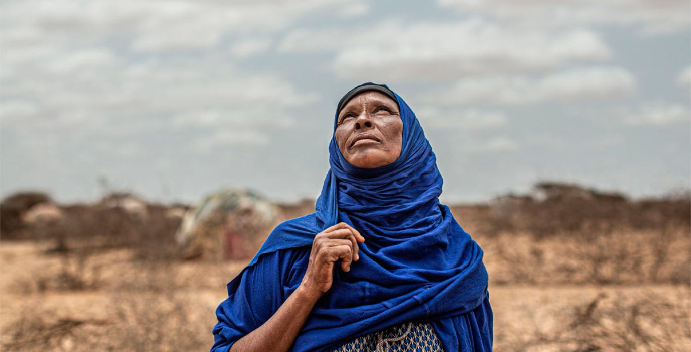 Imagen de la portada del informe "Una financiación climática con trampa: El valor real del compromiso de alcanzar los 100 000 millones de dólares en 2019-20", de Oxfam Intermón.
