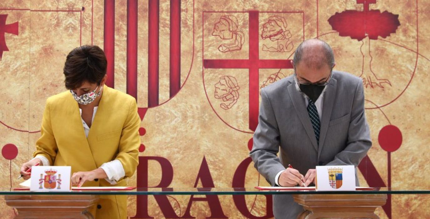 El Presidente de Aragón, Javier Lambán, y la ministra española de Política Territorial, Isabel Rodríguez, firman el FITE 2021. Foto: DGA