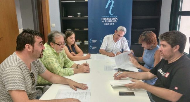 Momento de la firma del convenio.
