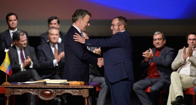 El Presidente Juan Manuel Santos y el máximo líder de las Farc, Rodrigo Londoño, sellaron con un saludo la firma del Nuevo Acuerdo de Paz para Colombia. Foto: Efraín Herrera