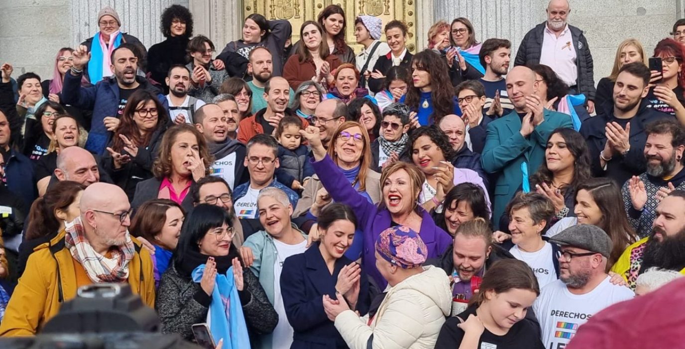 Celebración a las puertas del Congreso español con Mar Cambrollé y la Ministra de Igualdad, Irene Montero ley trans