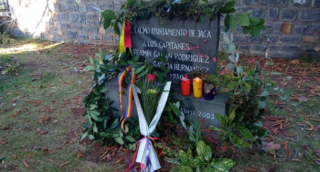 Las personas participantes han dejado flores en el monumento en señal de respeto | Foto: Círculo Republicano Galán y García de Chaca