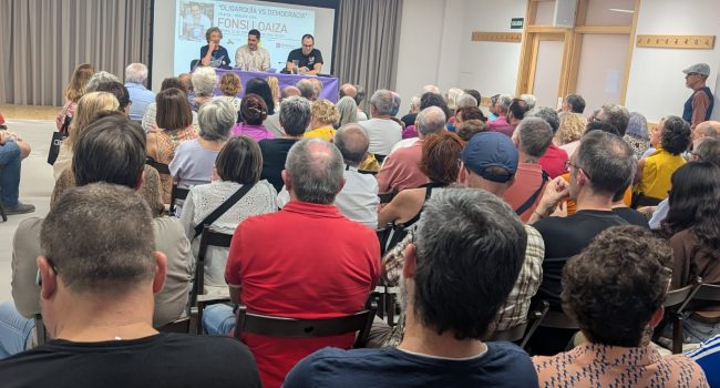 El Ateneo Laico Stanbrook se llenó para escuchar la conversación “Oligarquía vs democracia” con Fonsi Loaiza | Foto: Dora Díaz / AraInfo