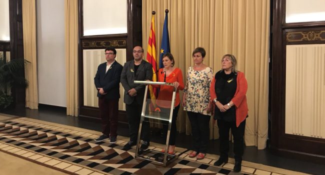 Carme Forcadell junto a los miembros de la Mesa Lluís Guinó, Anna Simó, Ramona Barrufet (JxSí) y Joan Josep Nuet (SíQueEspot). Foto: @ForcadellCarme