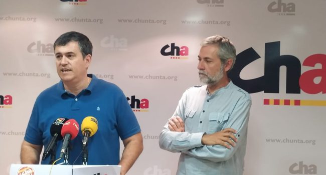 dos personas en una rueda de prensa por los juegos olímpicos de invierno