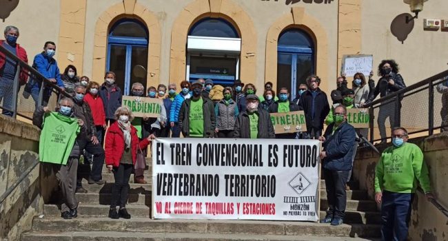 un grupo de personas se manifiestan por la defensa del ferrocarril