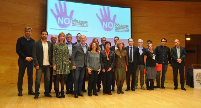 Representantes de los medios aragoneses junto a Arantza Gracia. Foto: Maaszoom