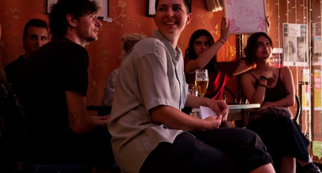 Slam de poesía con gente riéndose