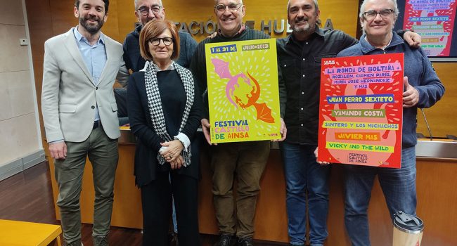 representantes del festival castillo de aínsaposando