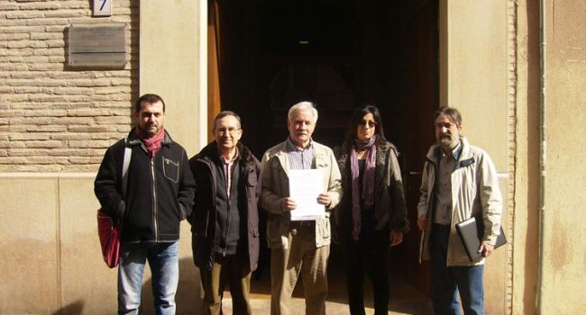 Momento de la entrega del escrito en El Justicia. Foto: Plataforma por la Defensa de la Escuela Pública de Zaragoza
