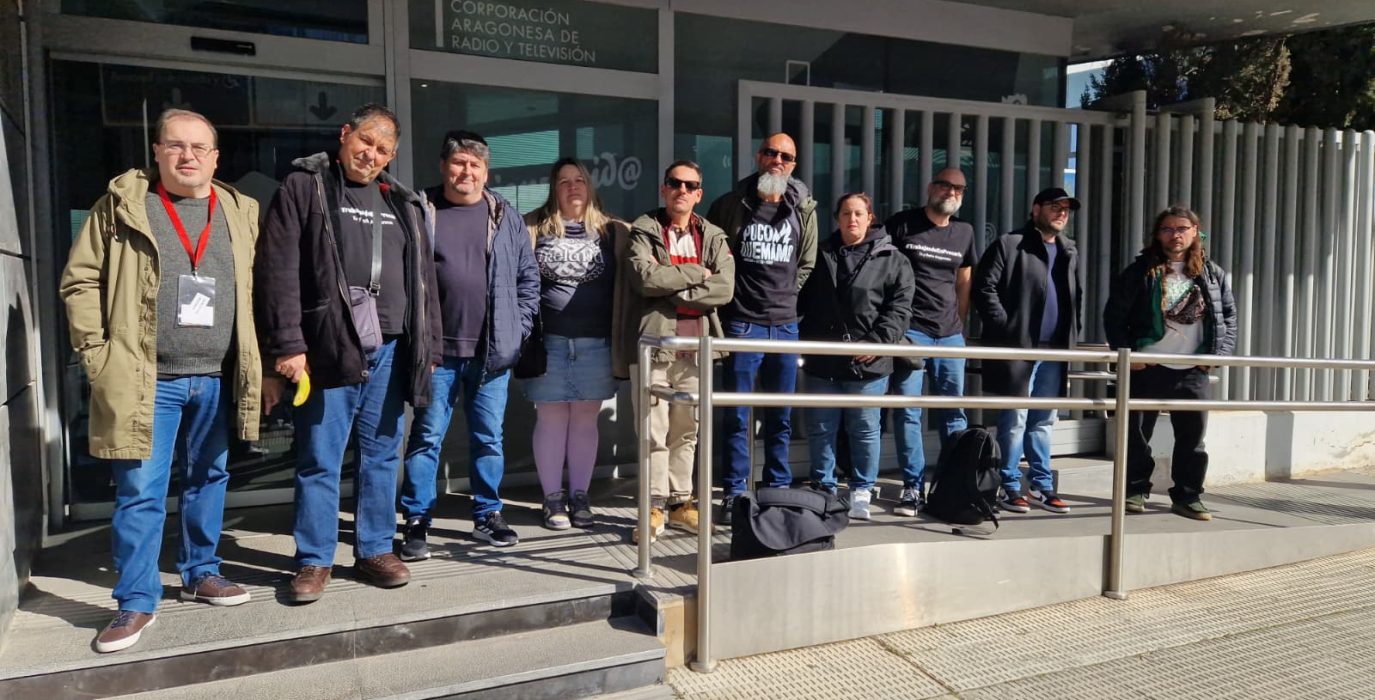 Parte de la plantilla de Inevent-Telson durante el paro del jueves en la sede de Aragón TV.
