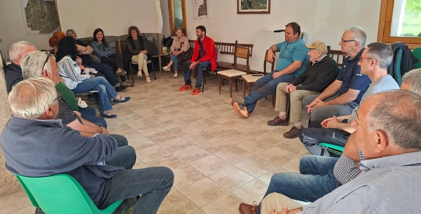 Foto reunión con los vecinos de Olsón 2 carretera Lamata-Arcusa L'Ainsa