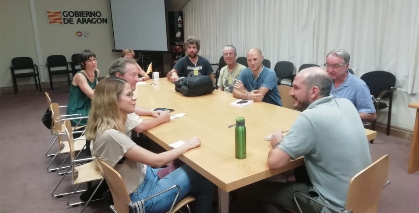 varias personas en una mesa para hablar de incendios