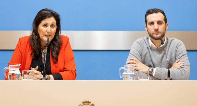 La concejala delegada de Barrios Rurales, Paloma Espinosa (PP), y el consejero de Participación y Relación con los Ciudadanos, Javier Rodrigo (Ciudadanos) Imagen: Ayuntamiento de Zaragoza.