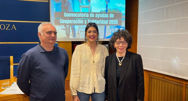 Nerea Marín con los responsables del servicio de Cooperación. | Foto: DPZ