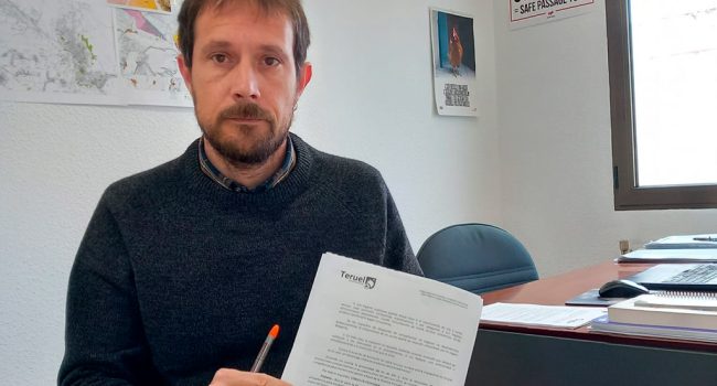 Zésar Corella mostrando documento de denegación ayudas alquiler 2022