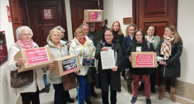 Representantes de la coordinadora entregando las firmas