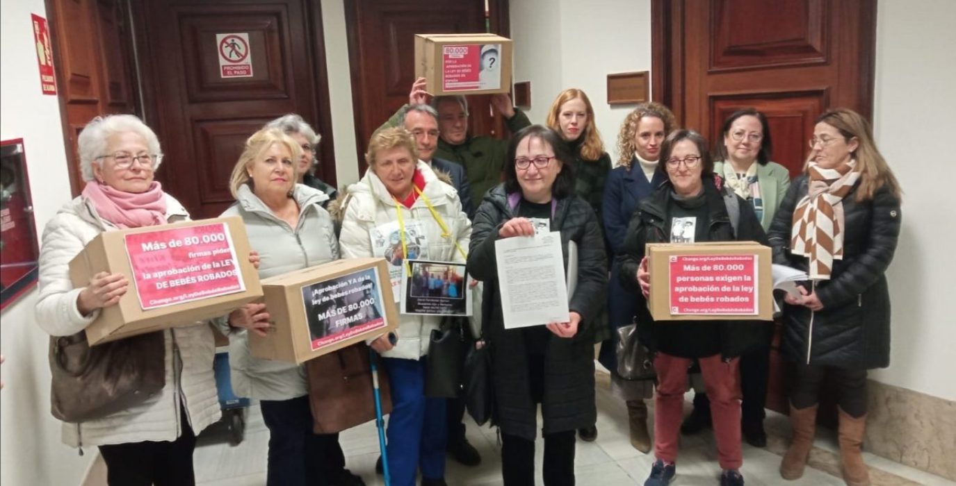 Representantes de la coordinadora entregando las firmas