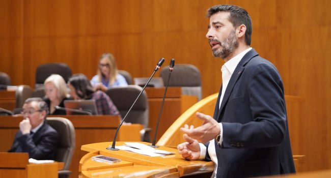 Álvaro Sanz durante su propuesta sobre el impacto ambiental