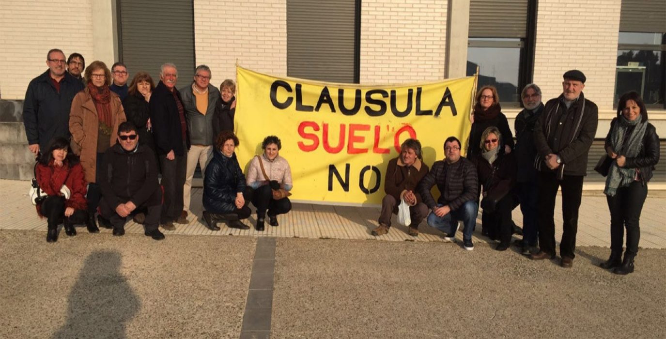 Acto de protesta de la PAH en los Juzgados de Fraga. Foto: PAH Fraga.