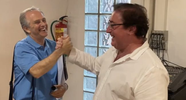 Saludo entre Francisco Juárez y José Manuel Cazorla tras conocer los resultados de las primarias | Foto: Aragón Existe