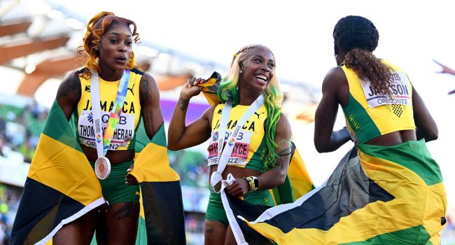 Thompson-Herah (bronce), Fraser Pryce (oro) y Jackson (plata), podio de Jamaica en los 100. Foto: @WorldAthletics
