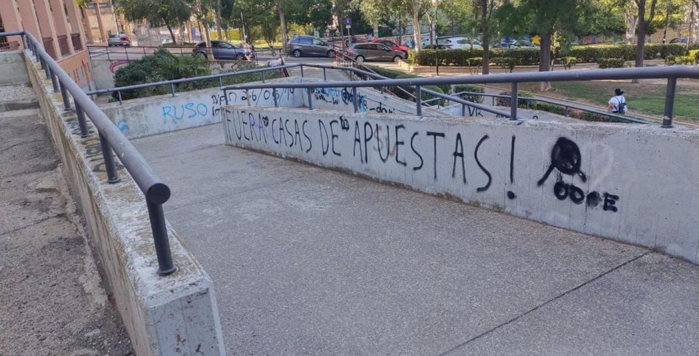 "Fuera casas de apuestas", se lee en una pintada en Zaragoza | Foto: AraInfo