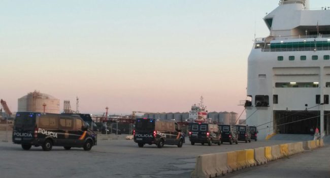 Fuerzas de la policía española en el puerto de Barcelona. Foto: @portuarisCNT