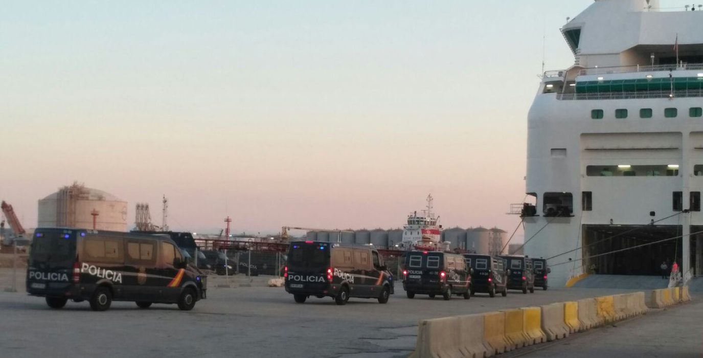 Fuerzas de la policía española en el puerto de Barcelona. Foto: @portuarisCNT