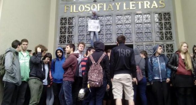 Estudiantes protestando en la puerta de Filosofía. Foto: @AsamFyLunizar
